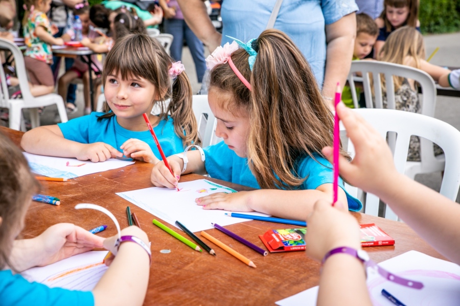 Над 140 деца и много подаръци на „Рисувай с Frezco”